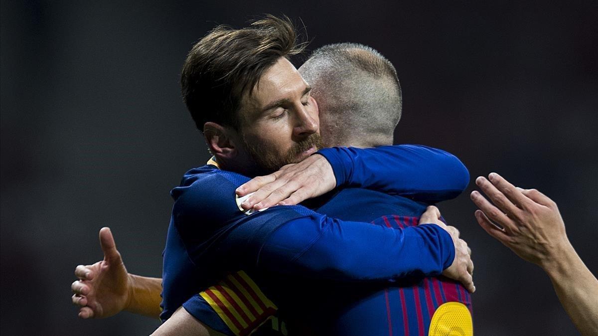 Leo Messi abraza a Iniesta en la final de la Copa del Rey con el Sevilla. Era el último partido de Iniesta con el Fútbol Club Barcelona.