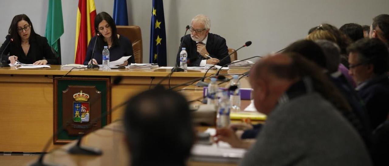 Yasmina Triguero (en el centro), en un pleno del Ayuntamiento de Castrillón.