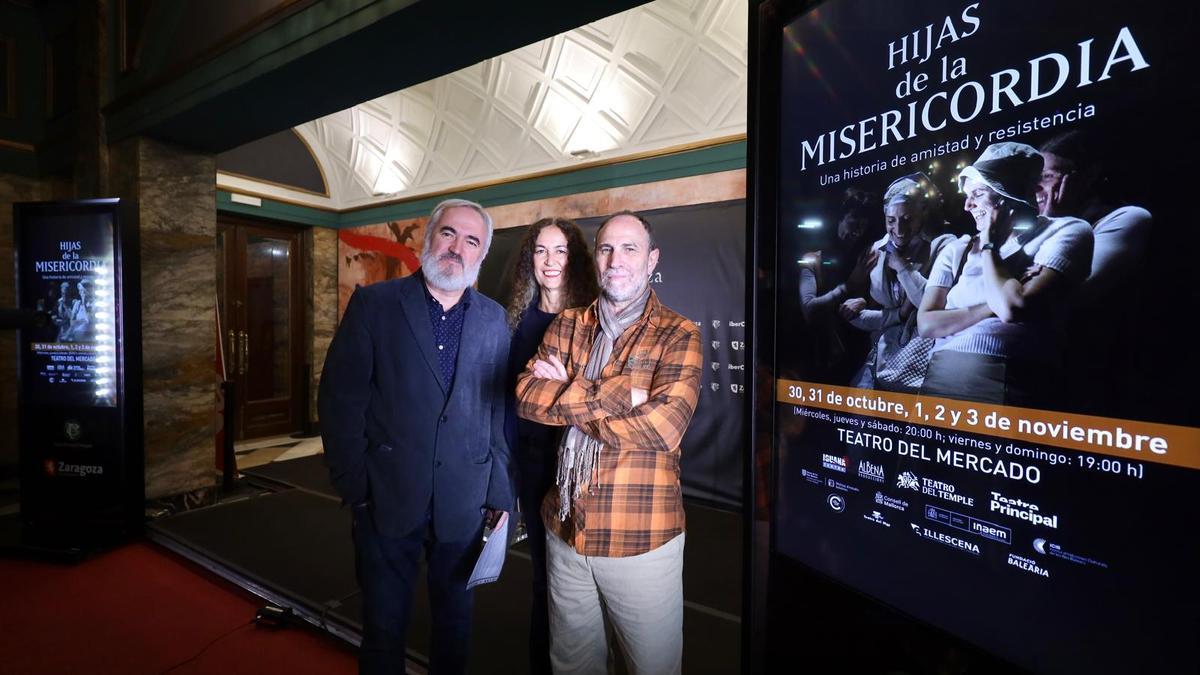 Alfonso Plou, uno de los dramaturgos de la obra, junto a los productores María López Insausti y Carlos Martín, de Teatro del Temple.