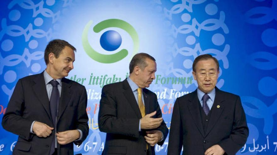 El presidente del Gobierno español, José Luis Rodríguez Zapatero, el primer ministro turco, Recep Tayyip Erdogan y el secretario general de la ONU, Ban Ki-moon (i a d), durante la primera jornada del II Foro de la Alianza de Civilizaciones que tiene lugar en Estambul.