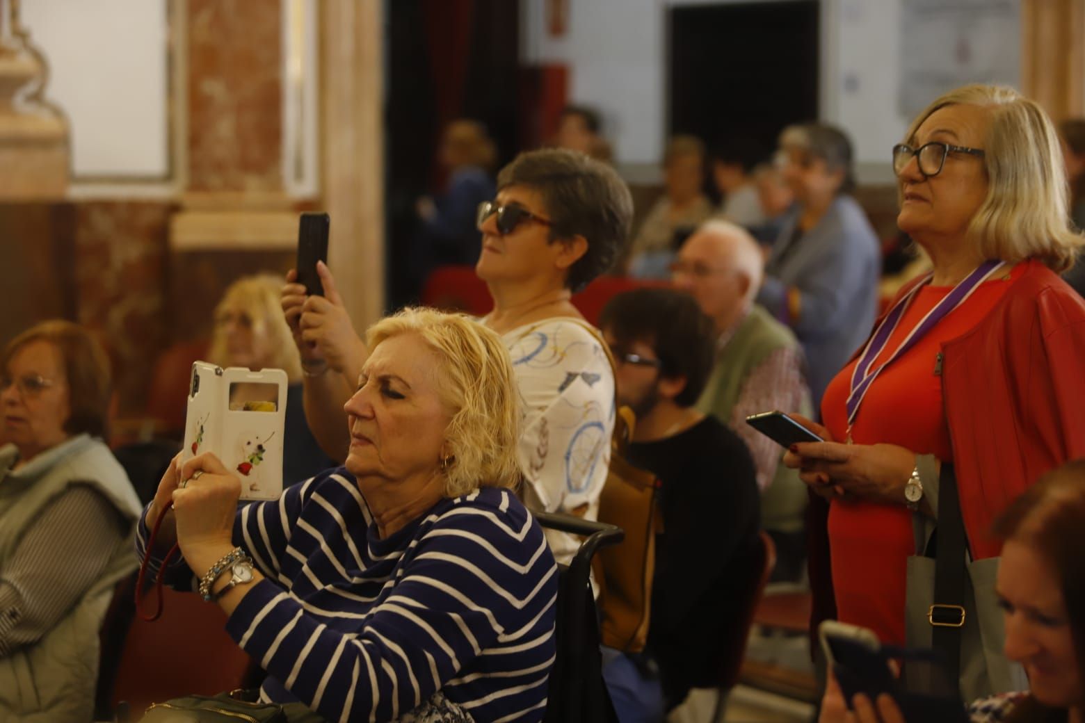 Comienza el Besamanos a la virgen pese al mal tiempo