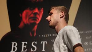 Timo Werner pasa por delante del póster con la imagen de Joachim Löw, el seleccionador, en la concentración de Alemania.