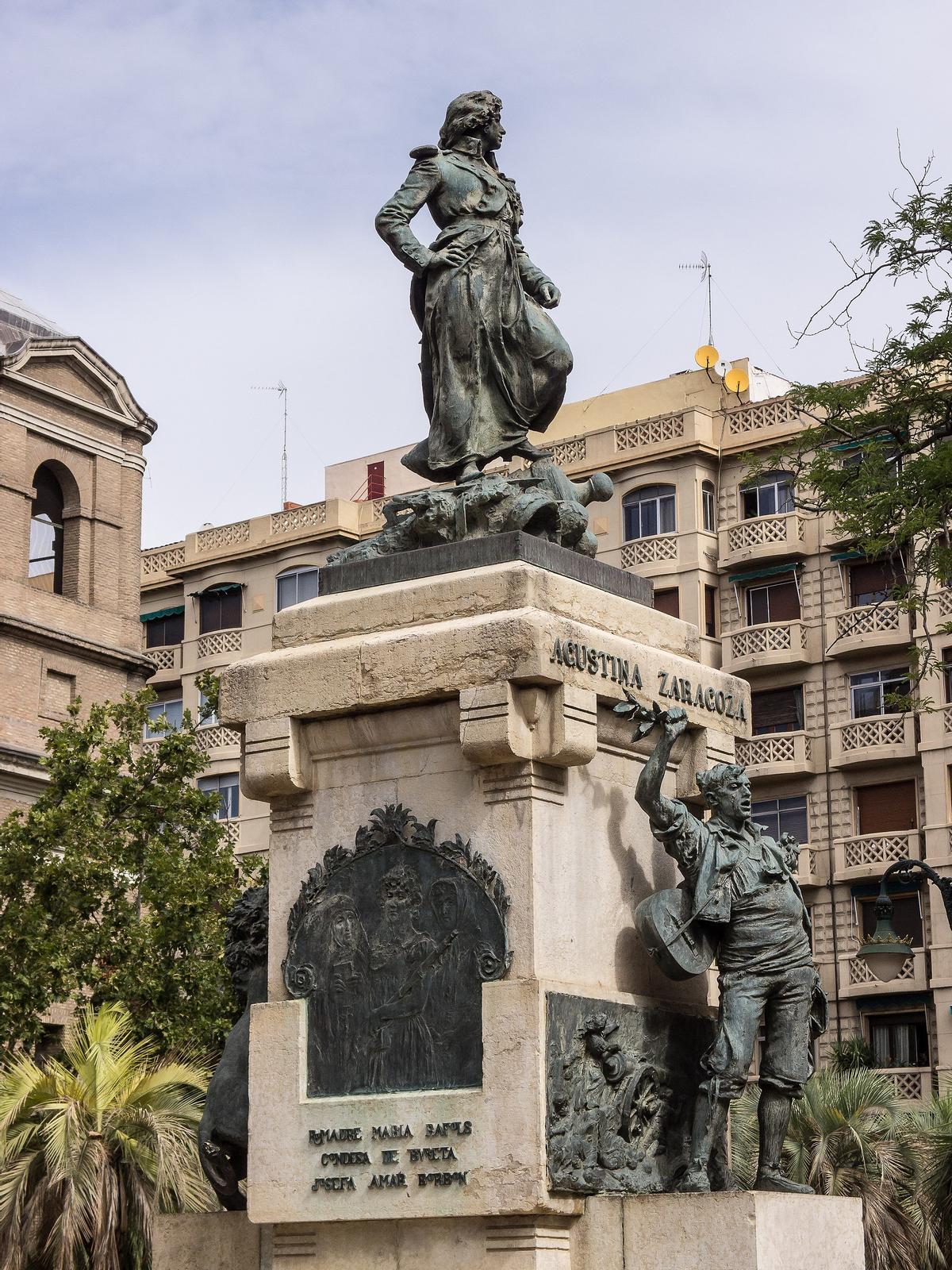 Monumento a Agustina de Aragón y las heroínas de Los Sitios, en la plaza del Portillo de Zaragoza.