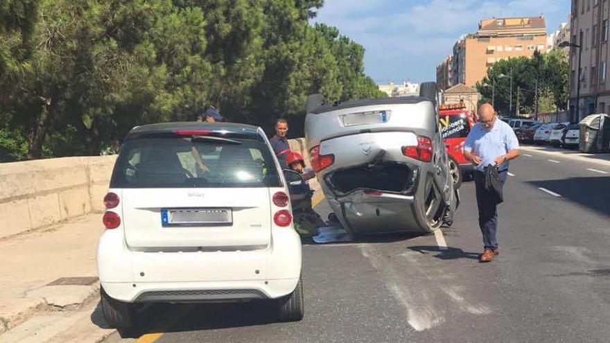 El vehículo volcado en el Paseo de la Petxina de Valencia.