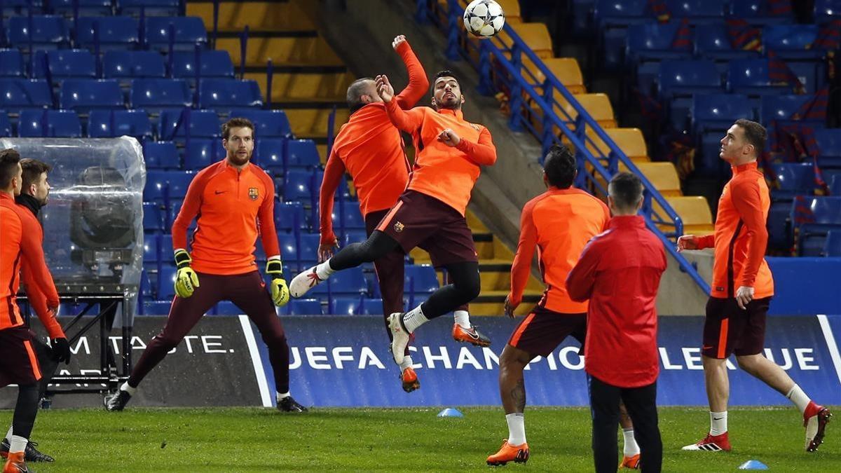 jcarmengol42206120 barcelona s luis suarez  center right  jumps for a ball with180219210802