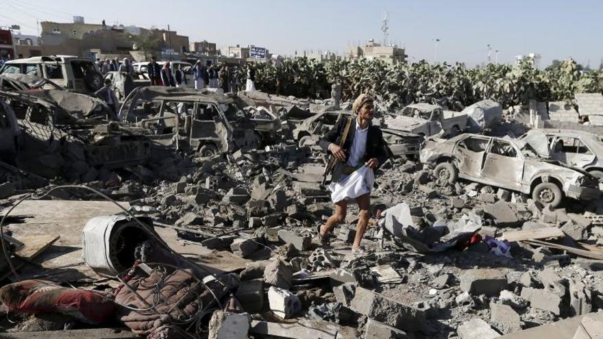 Casas destrozadas cerca del aeropuerto de Sanaa