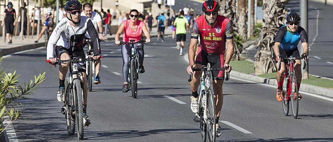 Un grupo de ciclistas, ayer, transita por la calzada de la avenida de Villajoyosa (la Cantera).