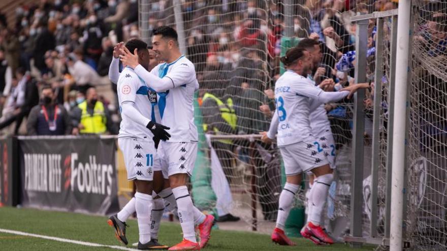 Miku felicita a De Camargo por su gol, el de la victoria del Dépor en el campo del DUX. |  // LOF