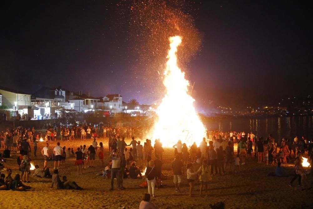 Cientos de personas acuden un año más al arenal de Nigrán para celebrar el inicio del verano entre fuego y diversión.