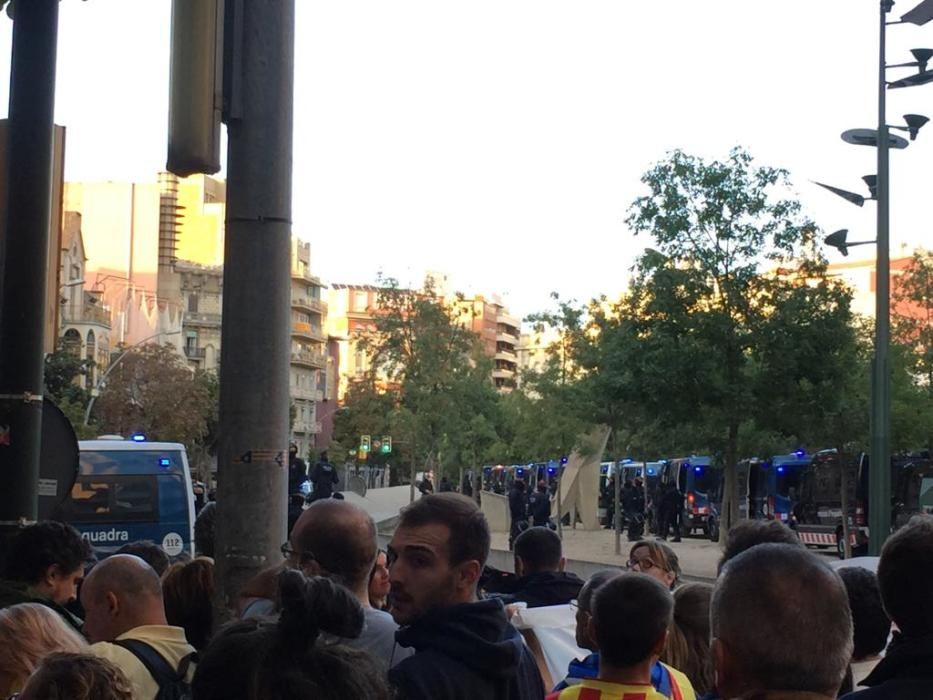 1-O a Girona: Multitudinària manifestació davant la subdelegació del Govern