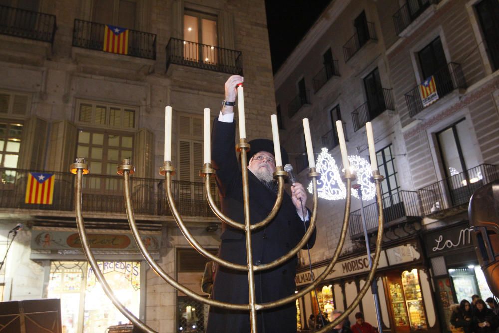 Girona celebra la festa jueva amb l'encensa de Hannukkà