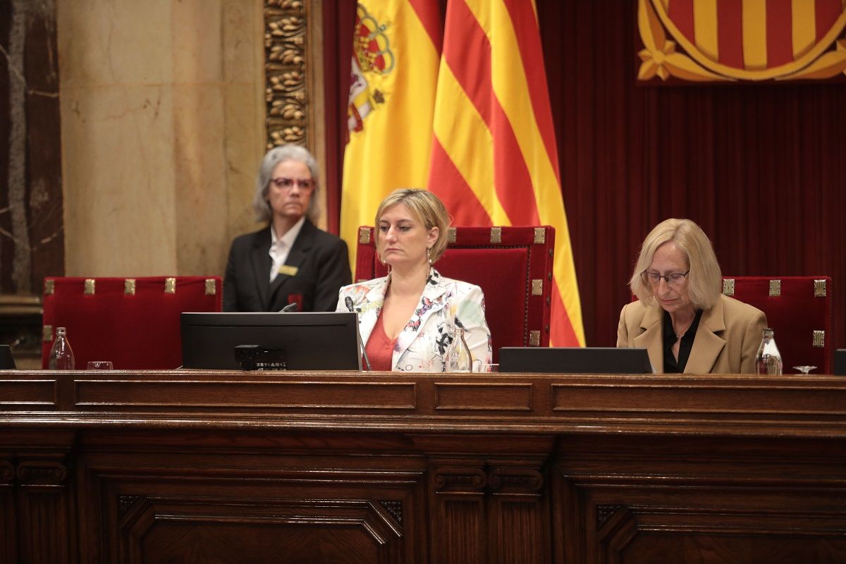 La vicepresidenta primera del Parlament, Alba Vergés, junto a la vicepresidenta segunda, Assumpta Escarp