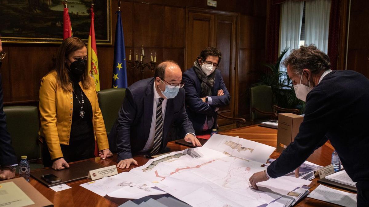 El ministro Miquel Iceta escruta los planos de la muralla de Zamora en la Subdelegación del Gobierno.