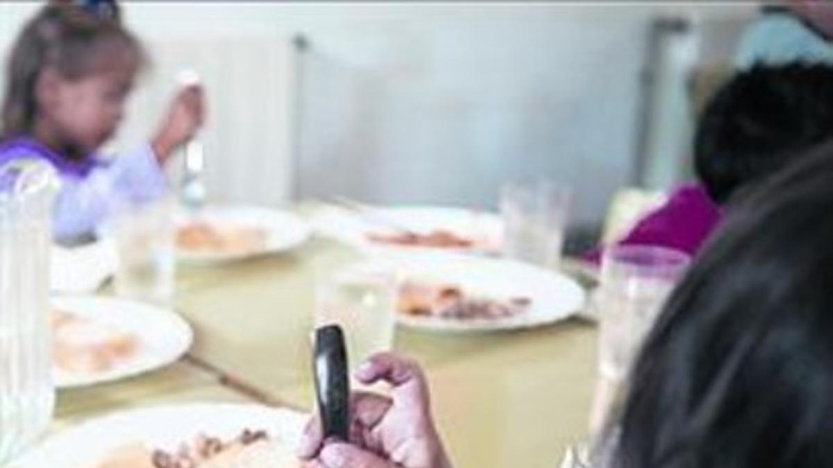 Niños comiendo en la escuela.