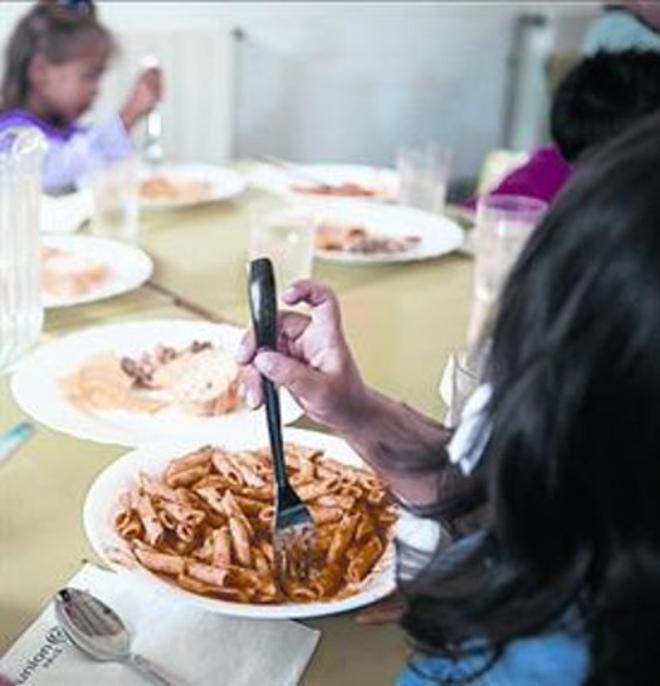 Niños comiendo en la escuela.