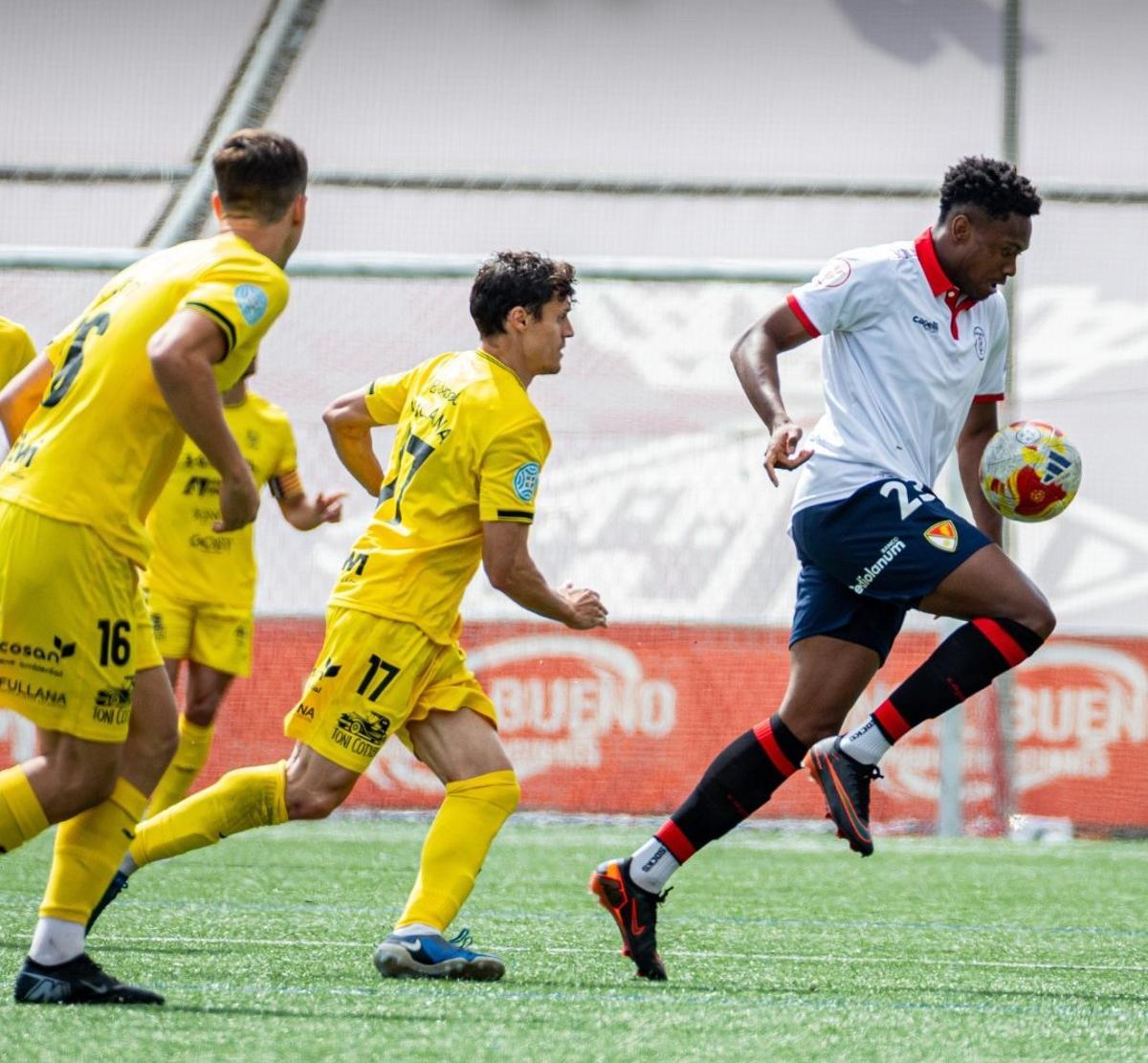 Fullana persigue a Larry, autor del 1-0 del Terrassa ante el Poblense