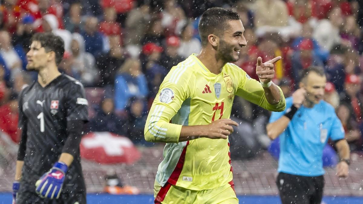 Ferran Torres celebra su gol en el Suiza - España de la Nations Lwague