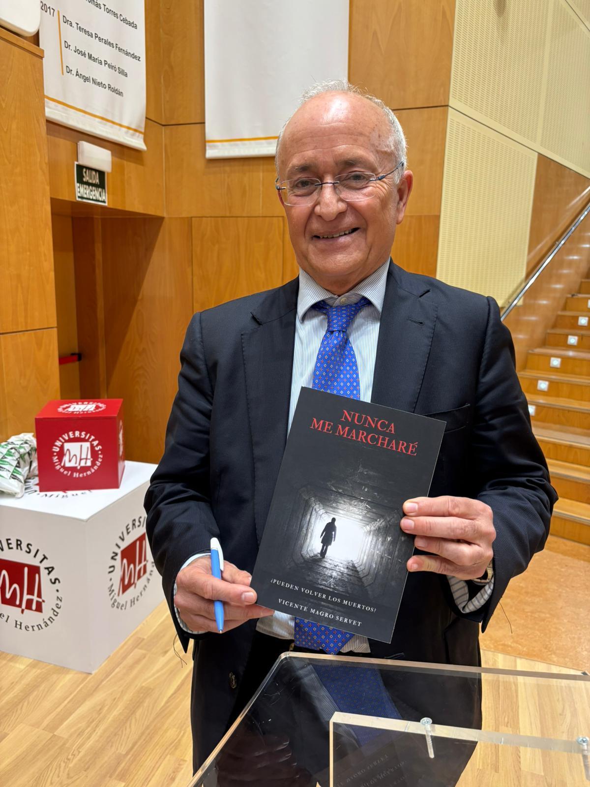 Vicente Magro Servet con uno de sus libros en el Aula Magna del edificio Altabix de la UMH de Elche, este jueves