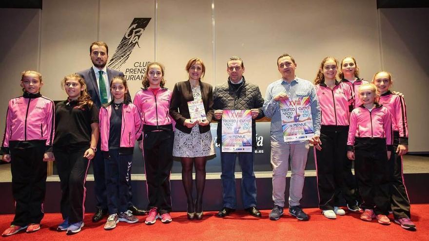 Un grupo de patinadoras del Club Ovetus, con los organizadores en la presentación del trofeo, ayer, en el Club Prensa Asturiana.