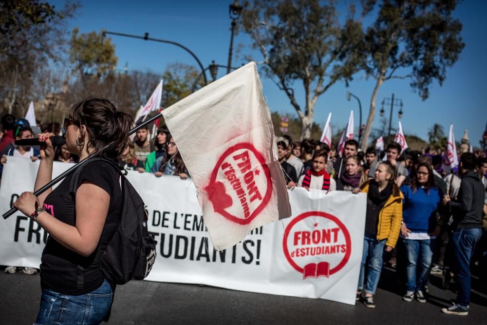 Manifestación estudiantil en Valencia en defensa de la enseñanza pública