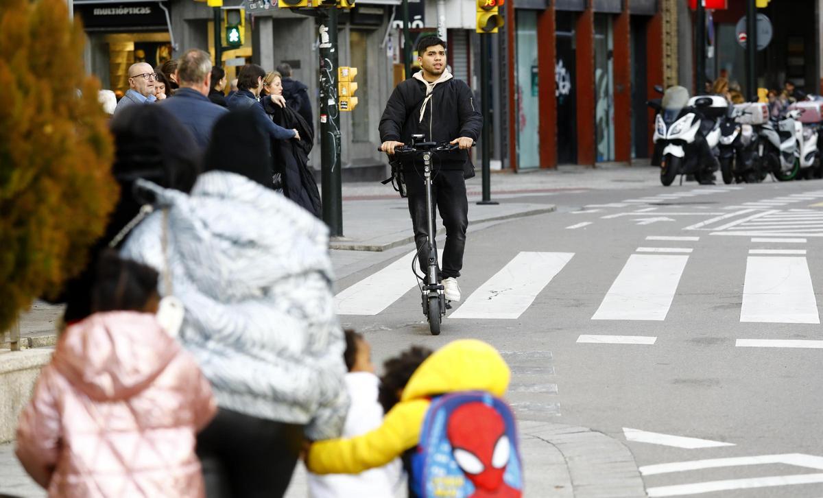 Los colectivos se preocupan por algunos tramos inconexos del carril bici, como este del Coso a su llegada a Plaza España.