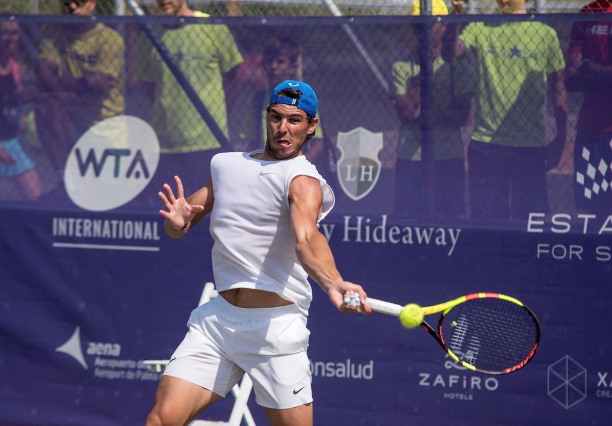 GRAF1454. SANTA PONÇA (MALLORCA), 20/06/2019.- El tenista español Rafael Nadal, durante su entrenamiento en las pistas de hierba natural del Country Club de Santa Ponsa, sede del torneo femenino Mallorca Open, como preparación para competir en Wimbledon, tercer Grand Slam de la temporada. EFE/Atienza