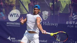 GRAF1454. SANTA PONÇA (MALLORCA), 20/06/2019.- El tenista español Rafael Nadal, durante su entrenamiento en las pistas de hierba natural del Country Club de Santa Ponsa, sede del torneo femenino Mallorca Open, como preparación para competir en Wimbledon, tercer Grand Slam de la temporada. EFE/Atienza