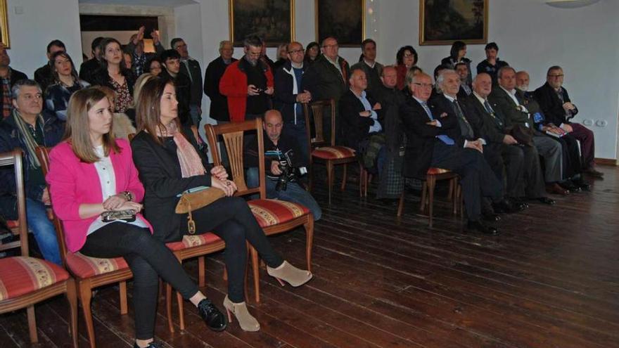 A la izquierda, la hija y la mujer de Montes, siguiendo el acto. A la derecha, varios cronistas de Asturias.