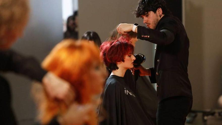 Hugo López, de Macavi, peinando a una modelo en la gala de L&#039;Oréal, ayer.