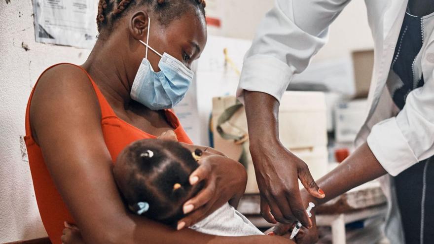 Vacunación de una niña en África dentro de la inicicativa. |  la Caixa