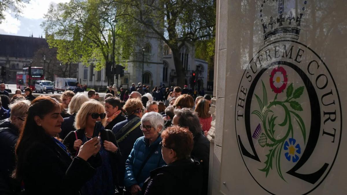 Mujeres celebran el fallo en el Tribunal Supremo británico, el miércoles 16 de abril.