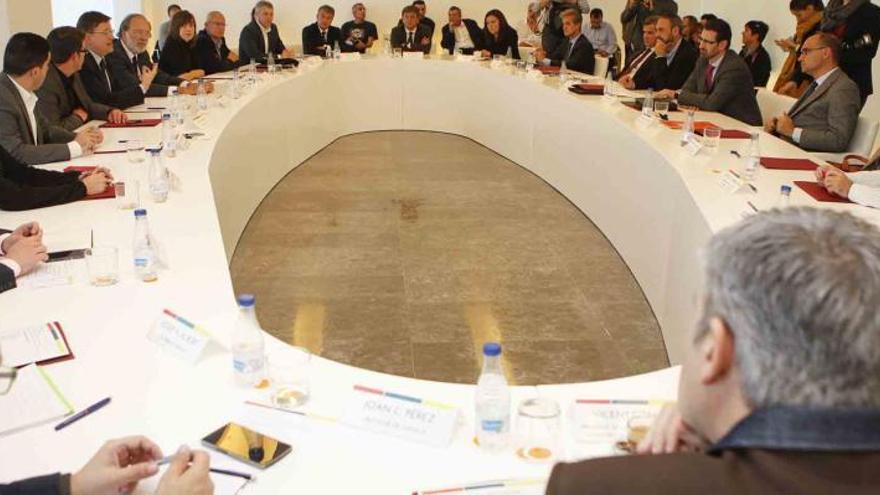 Imagen de la cumbre celebrada la semana pasada en Ontinyent, a la que asistieron alcaldes, representantes empresariales, sindicales y universitarios y el presidente de la Generalitat