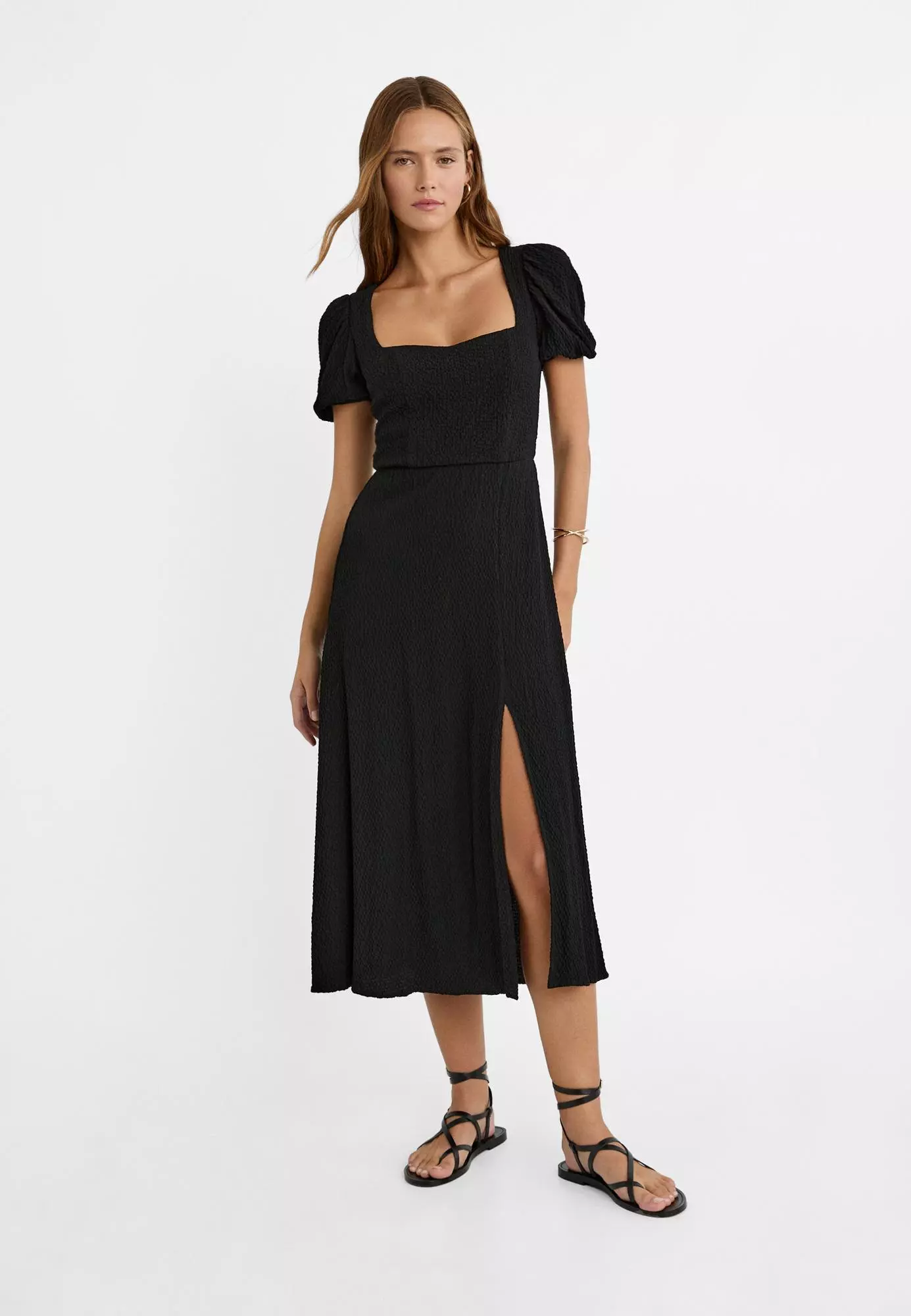 4. Vestido midi negro con manga abullonada de Stradivarius