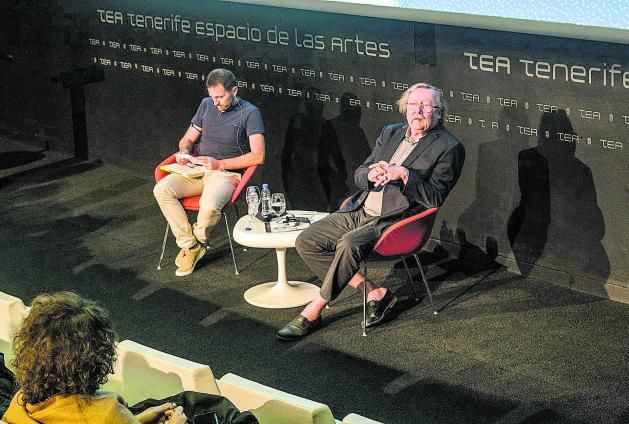 Peter Sloterdijk, a la derecha, junto a Roberto Gil Hernández, el pasado sábado en Tenerife Espacio de las Artes (TEA).