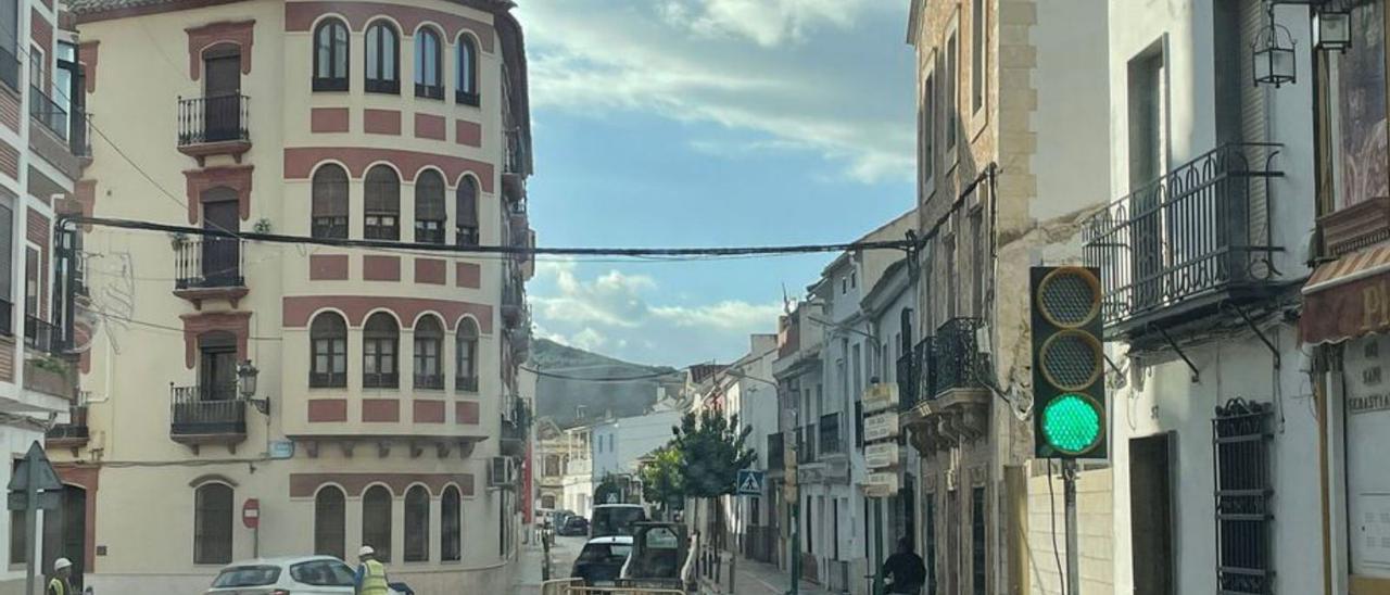 Uno de los semáforos colocados en el casco histórico de Puente Genil.