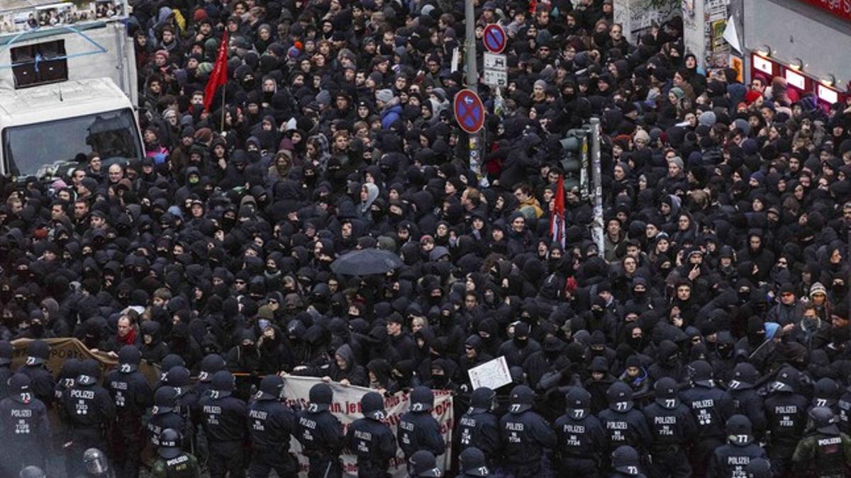 Manifestantes y policías se encaran en una manifestación de la extrema izquierda convocada el 21 de diciembre del 2013 en Hamburgo.