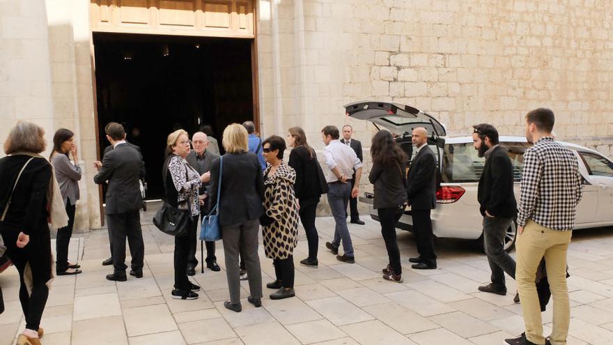 Moments previs a la cerimònia, davant l&#039;església de Sant Pere.