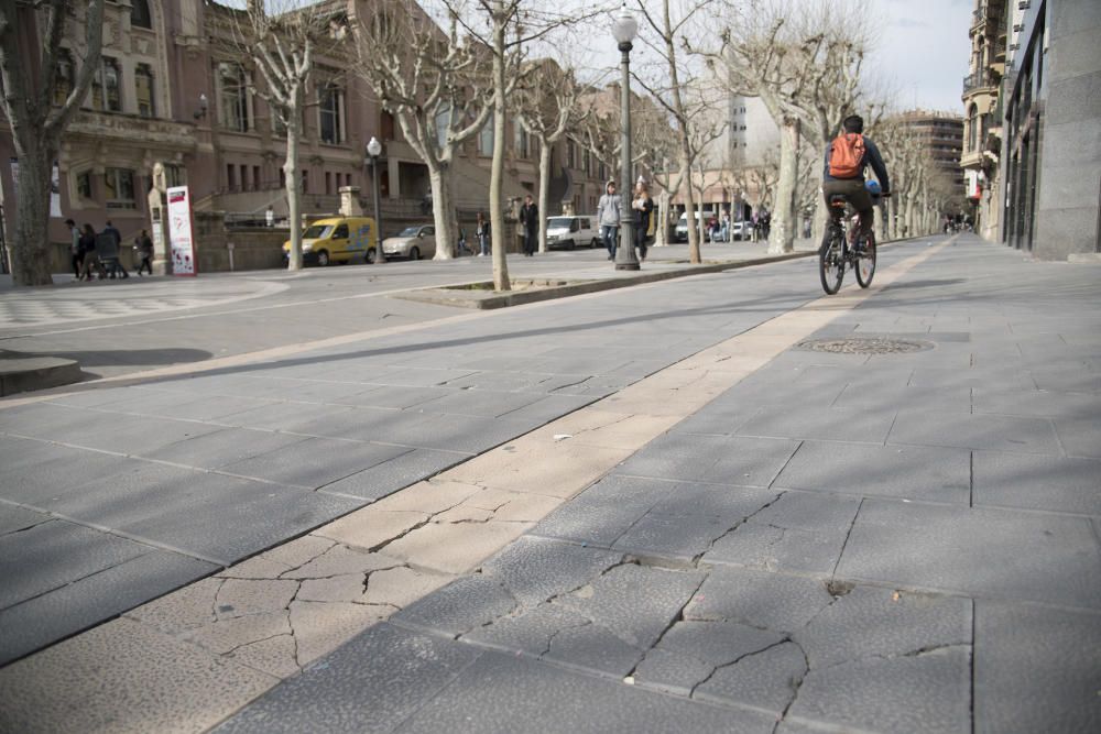 600 rajoles trencades al passeig de Pere III de Manresa.