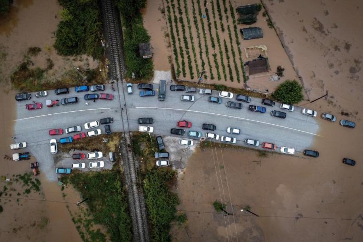 Una vista aérea de los coches atrapados en un puente rodeado por aguas inundadas, mientras la tormenta Daniel golpea el centro de Grecia, en la aldea de Flamouli, cerca de Trikala, Grecia, el 7 de septiembre de 2023.