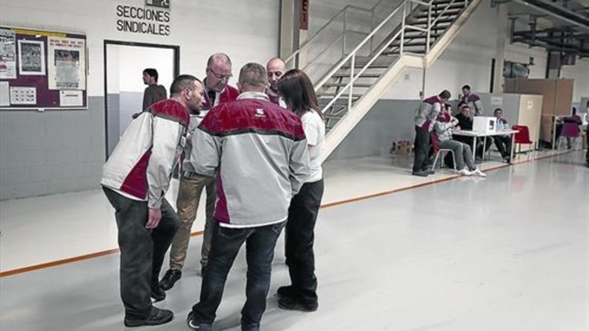 Una de las mesas electorales instaladas en el taller de montaje del modelo León en la fabrica de Seat en Martorell.