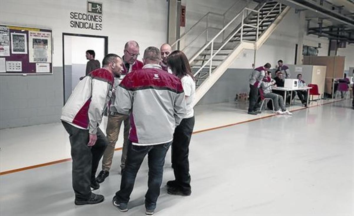 Una de les meses electorals instal·lades al taller de muntatge del model León a la fabrica de Seat a Martorell. Una de les meses electorals instal·lades al taller de muntatge del model León a la fabrica de Seat a Martorell.
