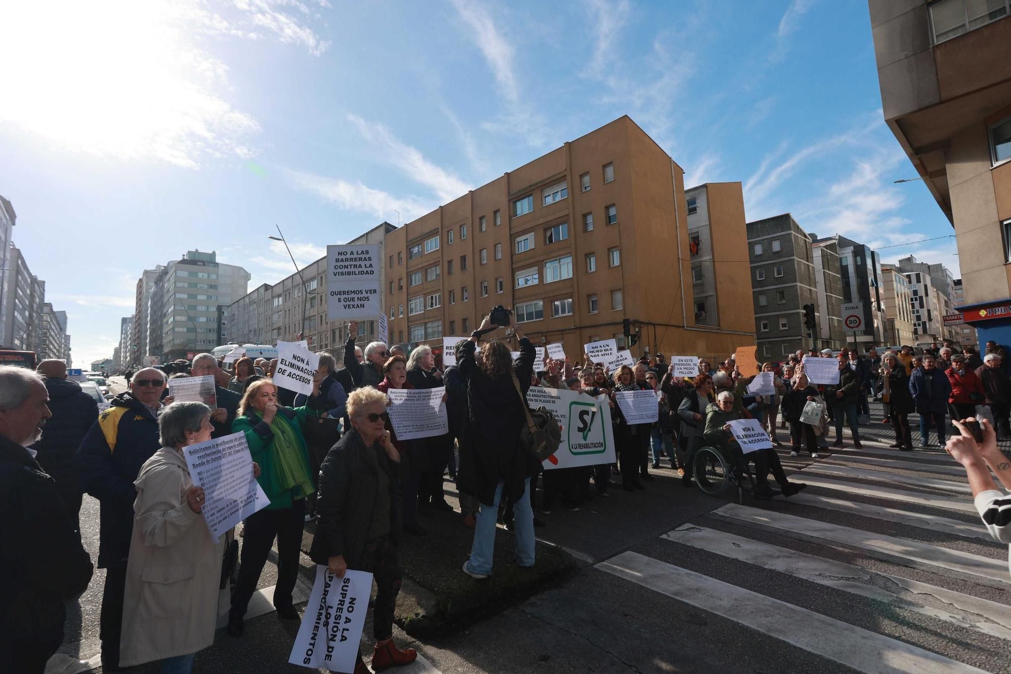 Vecinos de las Casas de Franco cortan el tráfico en la ronda de Outeiro