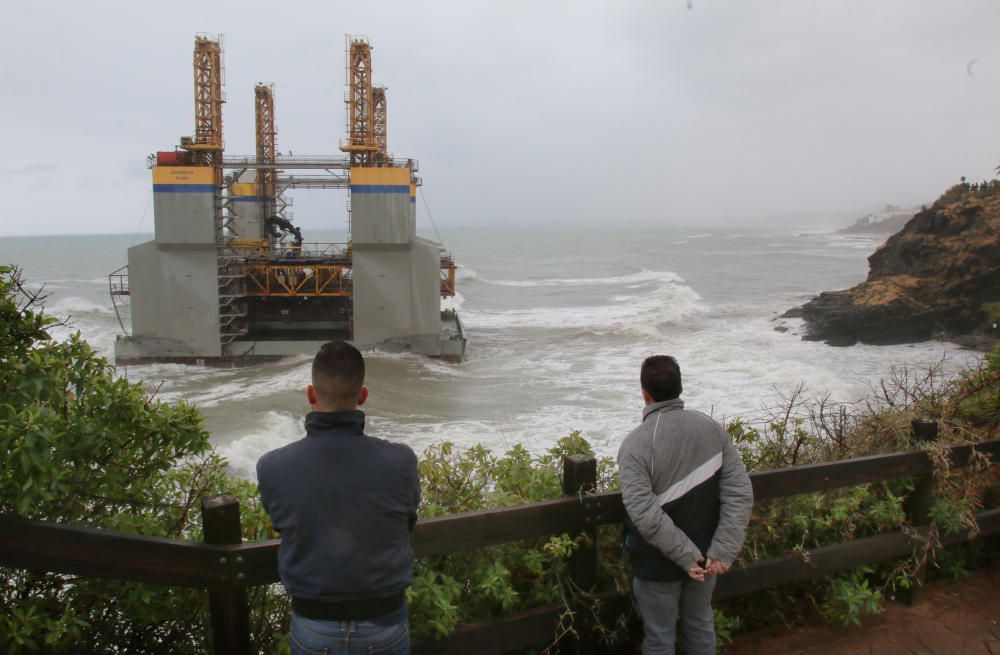 La estructura, de 43 metros de eslora, se soltó del enganche con el remolcador que la llevaba a Cádiz