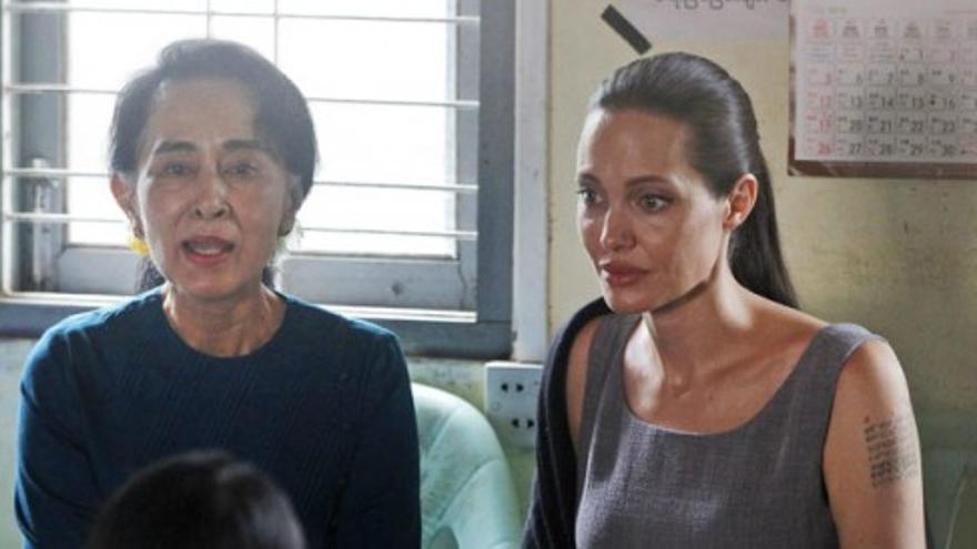 Angelina Jolie visita a las trabajadoras de una factoría en Yangon