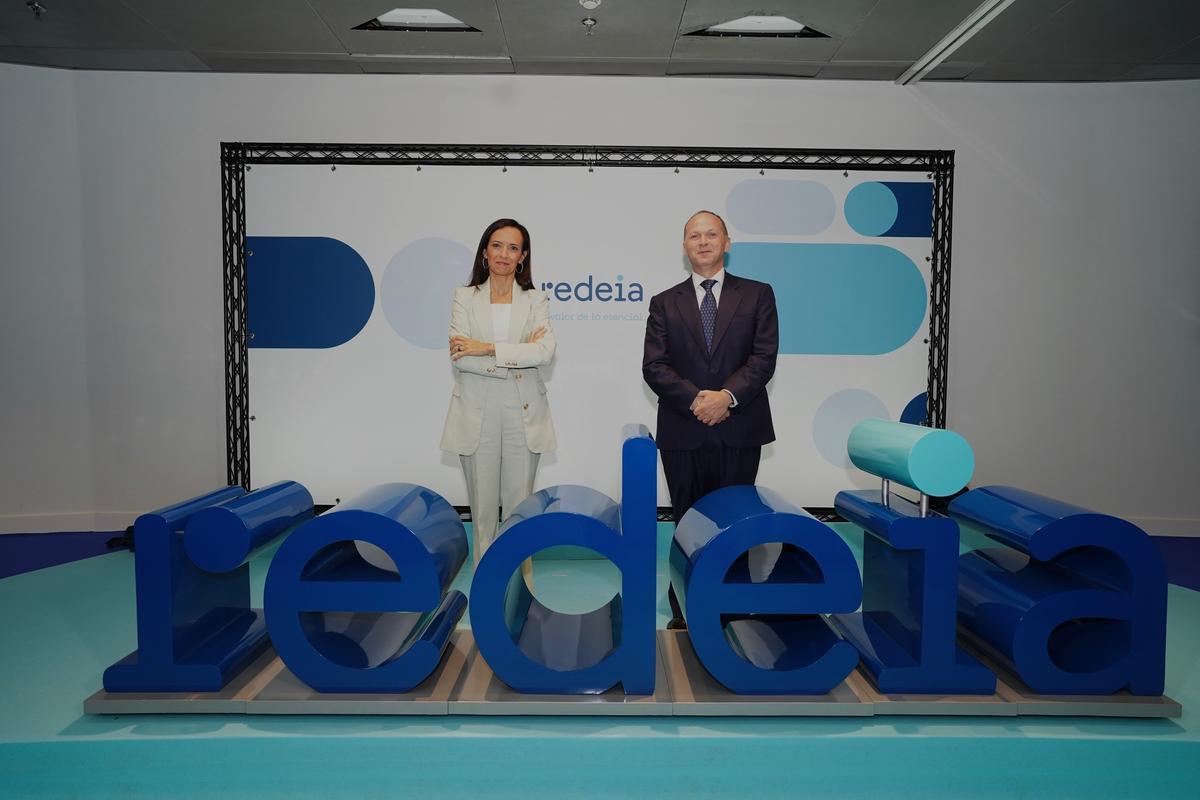 La presidenta de Redeia, Beatriz Corredor, y su consejero delegado, Roberto García, con la nueva marca del grupo. 