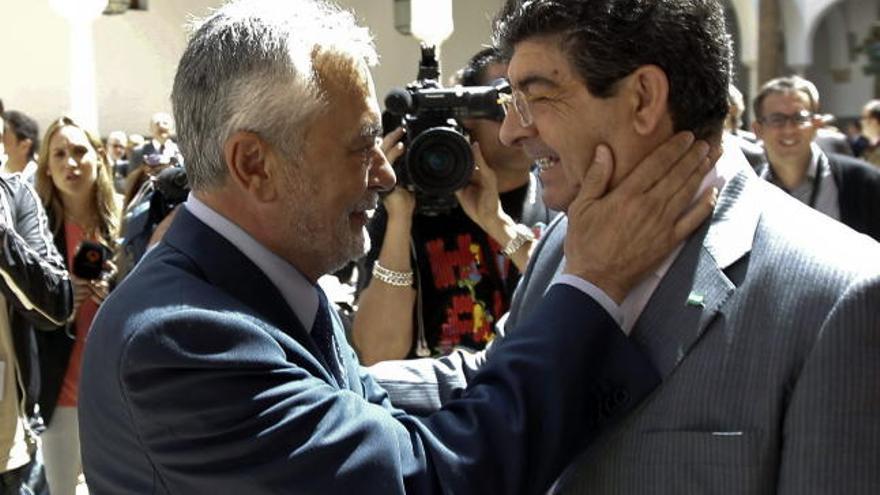 El presidente andaluz en funciones, José Antonio Griñán (i), y el coordinador general de IULV-CA, Diego Valderas, se saludan tras la sesión de constitución del Parlamento de la pasada semana.