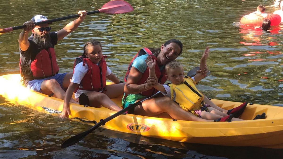 Participantes en la excursión en una de las canoas.