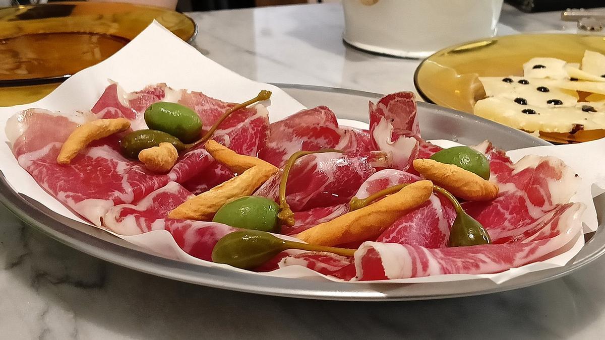 Plato de Coppa Legata de Parma en la Bodega Crudo.