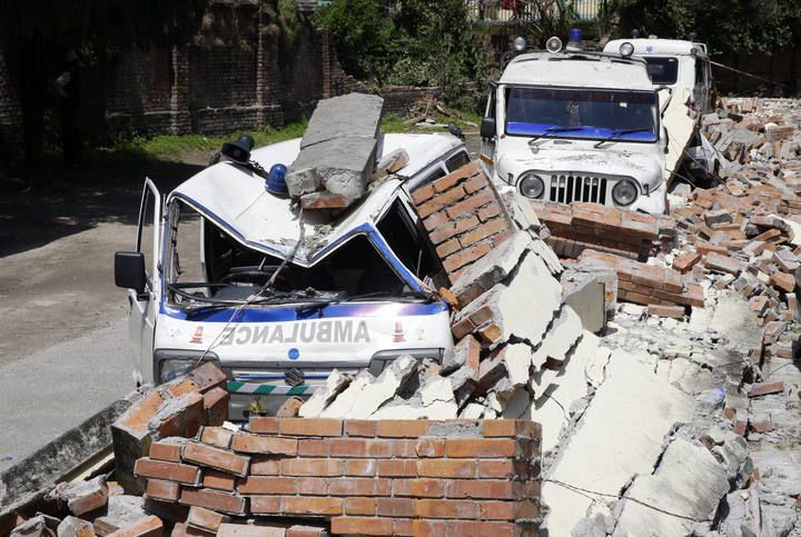 Ambulancias permanecen sepultadas bajo los escombros en el Hospital Universitario de Katmandú