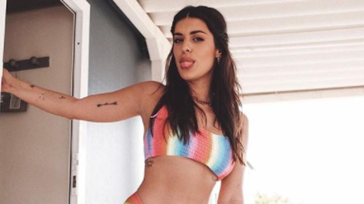 La influencer Dulceida con un bikini de colores.